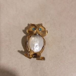 Charming Gold Owl Brooch